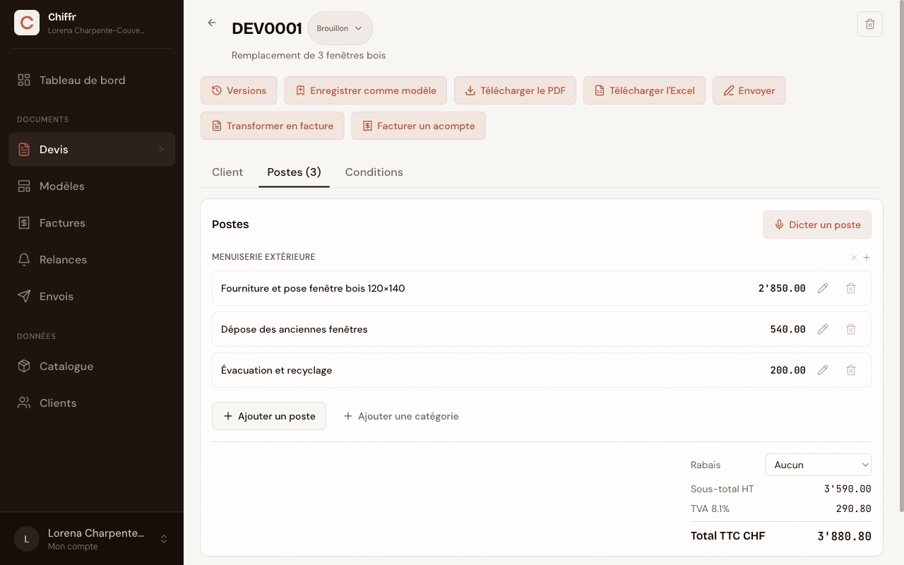 Éditeur de devis dans Chiffr : onglets Client, Postes et Conditions, liste des postes avec totaux, et barre d'actions avec Télécharger le PDF et Envoyer