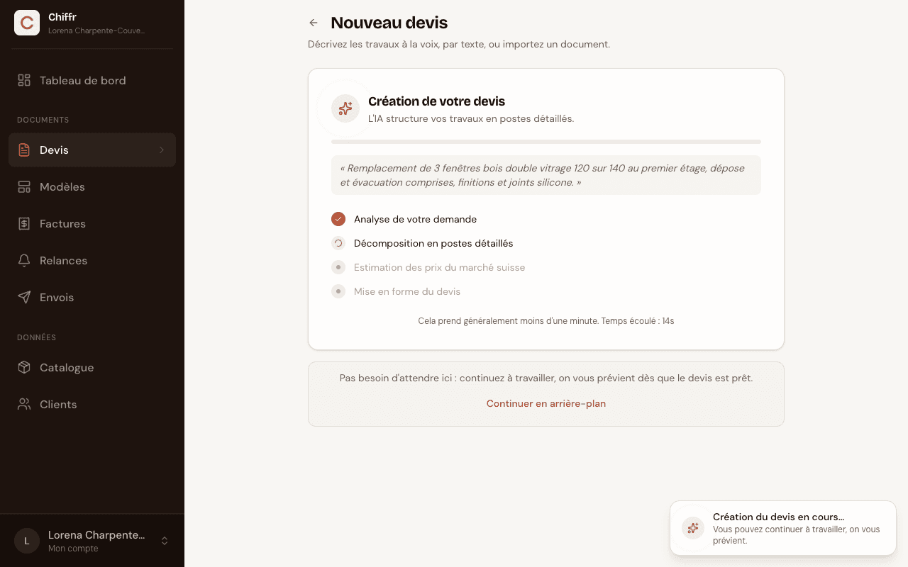 Écran Création de votre devis dans Chiffr : les quatre étapes de génération en cours, le temps écoulé et le bouton Continuer en arrière-plan
