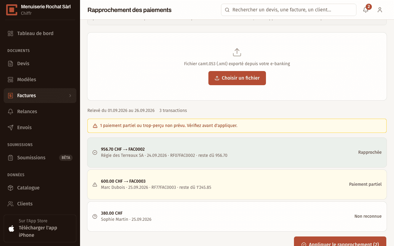 Rapprochement d'un relevé camt.053 dans Chiffr : un virement rapproché de sa facture par la référence du bulletin, un paiement partiel signalé, un virement sans référence non reconnu